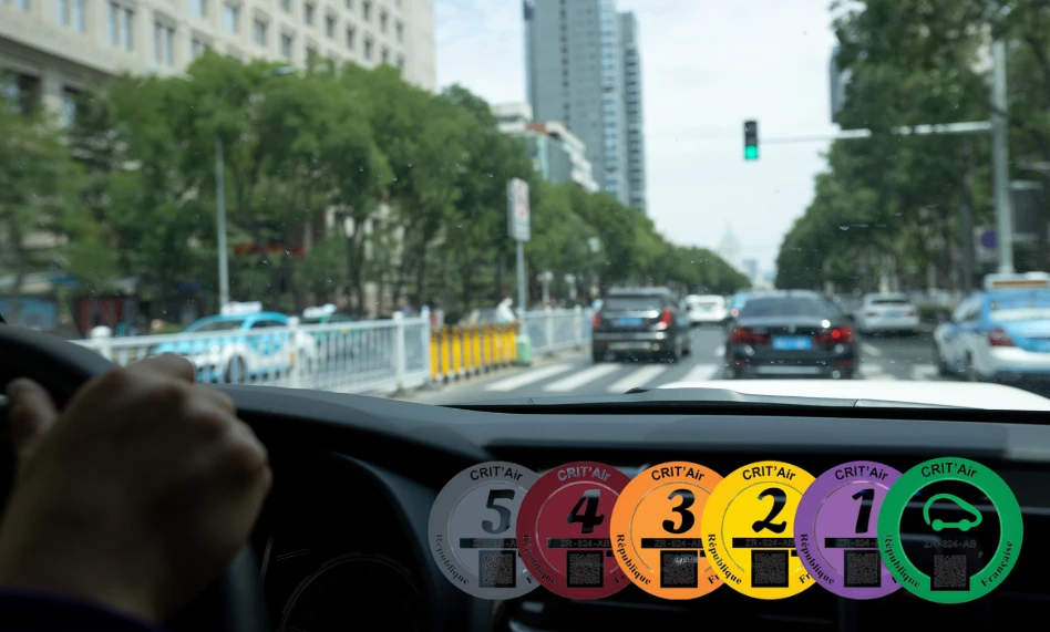 Vignette Crit&rsquo;Air : à quoi ça sert vraiment et ce que ça change pour conduire en ville en 2026